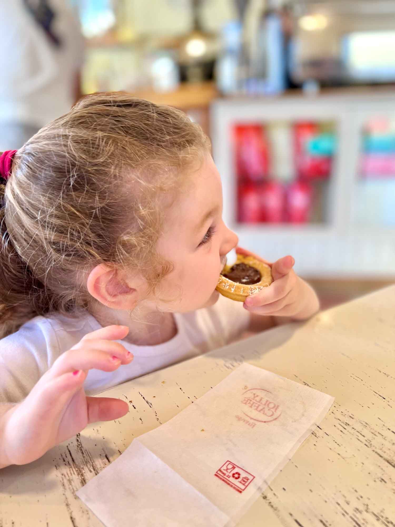 little girl eating Italian pastry